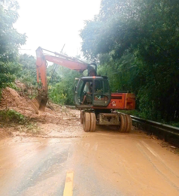 Chính quyền địa phương và lực lượng công an xã Trung Hạ phối hợp cùng các đơn vị liên quan khẩn trương khắc phục sự cố để thông đường trong thời gian sớm nhất. Chính quyền địa phương và lực lượng công an xã Trung Hạ phối hợp cùng các đơn vị liên quan khẩn trương khắc phục sự cố để thông đường trong thời gian sớm nhất.