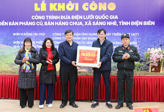 Lãnh đạo tỉnh Điện Biên tặng quà động viên nhà thầu và các đơn vị thi công dự án.