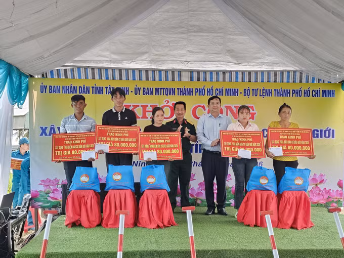 Trao bảng tượng trưng nhà cho người dân được thụ hưởng ở biên giới, mỗi căn nhà trị giá 80 triệu đồng.