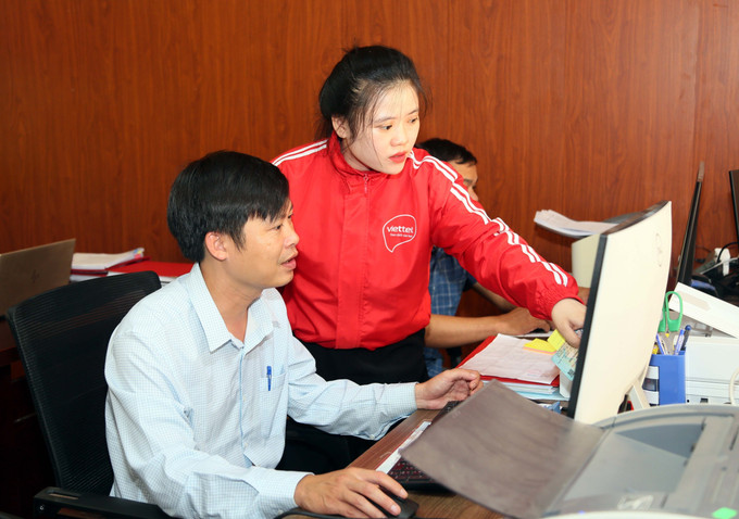Cán bộ Viettel hỗ trợ công chức Trung tâm hành chính công xã Thượng Trạch (Quảng Trị) trong giải quyết thủ tục trực tuyến. Cán bộ Viettel hỗ trợ công chức Trung tâm hành chính công xã Thượng Trạch (Quảng Trị) trong giải quyết thủ tục trực tuyến.