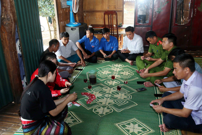 Cán bộ Viettel, Công an xã Thượng Trạch (Quảng Trị) về tận thôn bản hỗ trợ người dân trong các thủ tục hành chính. Cán bộ Viettel, Công an xã Thượng Trạch (Quảng Trị) về tận thôn bản hỗ trợ người dân trong các thủ tục hành chính.