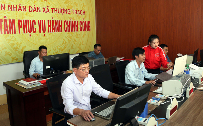 Cán bộ Trung tâm hành chính công xã Thượng Trạch (Quảng Trị) nỗ lực cố gắng để chuyển đổi số, xây dựng chính quyền điện tử. chuyen-doi-so-vung-cao-10102025-02.jpg