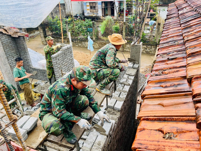 Chiến sĩ lữ đoàn 574 khẩn trương triển khai công tác xây nhà cho nhân dân ngay trong ngày đầu năm mới 2026. Ảnh: TTXVN phát