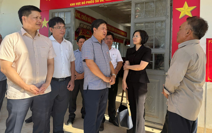 Lãnh đạo tỉnh Đắk Lắk kiểm tra thực địa và nghe ý kiến người dân về xây dựng nhà sinh hoạt cộng đồng kết hợp phòng tránh lũ. Ảnh: TTXVN phát