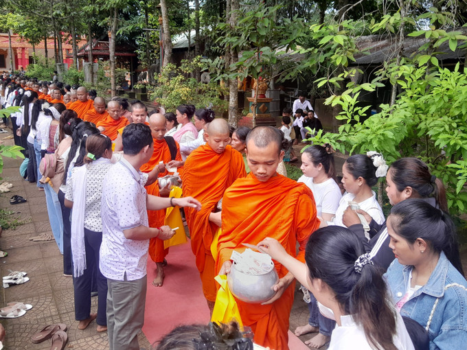 Nghi lễ đặt bát trong lễ Sene Dolta tại chùa Sóc Lớn, xã Lộc Hưng, tỉnh Đồng Nai. Nghi lễ đặt bát trong lễ Sene Dolta tại chùa Sóc Lớn, xã Lộc Hưng, tỉnh Đồng Nai.