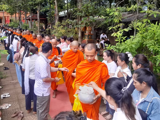 Nghi lễ đặt bát trong lễ Sene Dolta tại chùa Sóc Lớn, xã Lộc Hưng, tỉnh Đồng Nai.