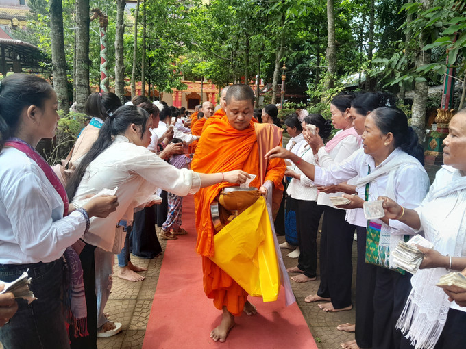 Nghi lễ đặt bát trong lễ Sene Dolta tại chùa Sóc Lớn, xã Lộc Hưng, tỉnh Đồng Nai. Nghi lễ đặt bát trong lễ Sene Dolta tại chùa Sóc Lớn, xã Lộc Hưng, tỉnh Đồng Nai.