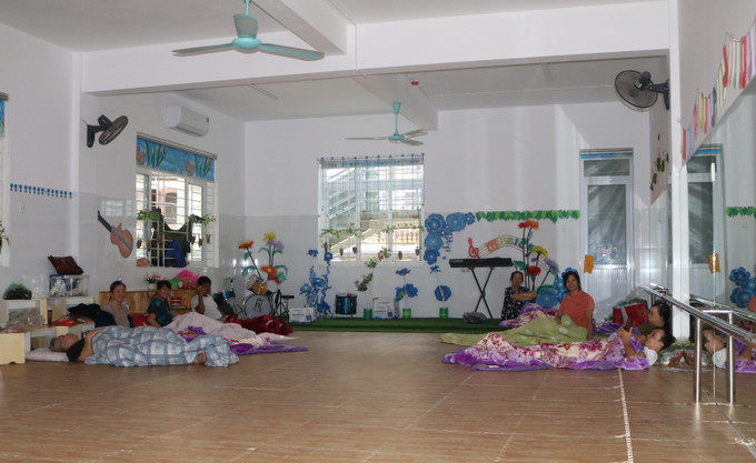 Người dân vùng ngập lụt được sơ tán đến nơi an toàn. bao-lu-nguoi-dan-08102025-01.jpg