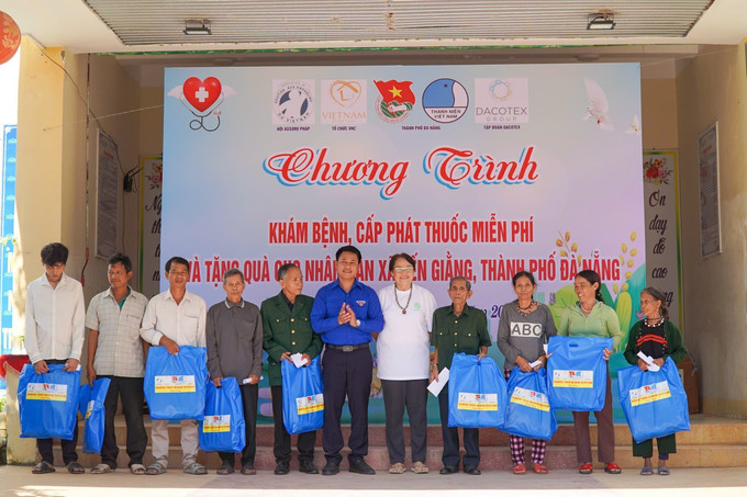 Thành Đoàn Đà Nẵng trao tặng quà cho người dân vùng sâu, vùng xa trên địa bàn tại Chương trình. Thành Đoàn Đà Nẵng trao tặng quà cho người dân vùng sâu, vùng xa trên địa bàn tại Chương trình.