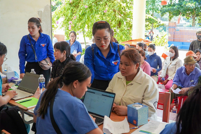 Khám, chữa bệnh, cấp phát thuốc miễn phí cho người dân vùng sâu, vùng xa trên địa bàn. Khám, chữa bệnh, cấp phát thuốc miễn phí cho người dân vùng sâu, vùng xa trên địa bàn.