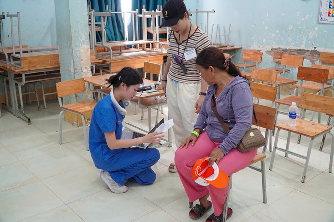 Khám, chữa bệnh, cấp phát thuốc miễn phí cho người dân vùng sâu, vùng xa trên địa bàn. Khám, chữa bệnh, cấp phát thuốc miễn phí cho người dân vùng sâu, vùng xa trên địa bàn.
