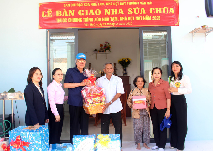 Lãnh đạo Ủy ban MTTQ Việt Nam tỉnh Ninh Thuận dự bàn giao nhà xây mới và tặng quà cho người dân ở phường Văn Hải, thành phố Phan Rang-Tháp Chàm. Lãnh đạo Ủy ban MTTQ Việt Nam tỉnh Ninh Thuận dự bàn giao nhà xây mới và tặng quà cho người dân ở phường Văn Hải, thành phố Phan Rang-Tháp Chàm.