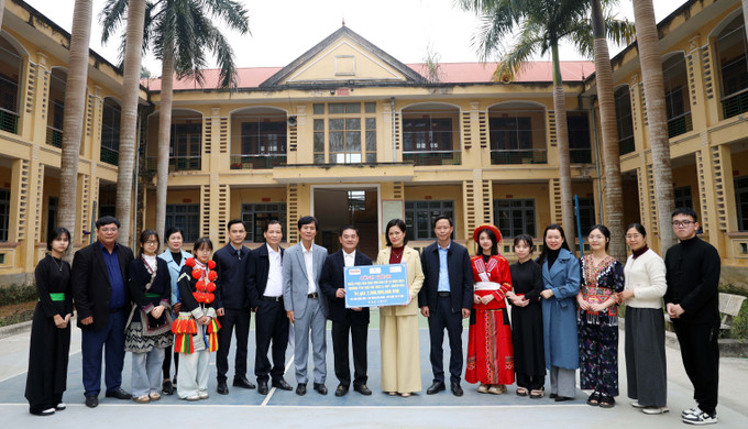 Văn phòng đại diện Báo Nhân Dân tại Tuyên Quang cùng đơn vị tài trợ bàn giao công trình khắc phục hậu quả cơn bão số 10 năm 2025, trị giá 2 tỷ đồng cho Trường Phổ thông dân tộc nội trú THCS và THPT Chiêm Hoá, tỉnh Tuyên Quang.