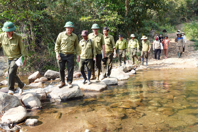 Ban Quản lý rừng phòng hộ Sêrêpôk và các hộ nhận khoán trên đường đi tuần tra rừng tại tiểu khu 202a.
