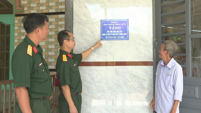 Đoàn Kinh tế - Quốc phòng 778 thăm và động viên gia đình chính sách ông Nguyễn Hoàng Linh (73 tuổi) tại thôn 1 (xã Đa Kia) trong căn nhà đã được hỗ trợ xây dựng. Đoàn Kinh tế - Quốc phòng 778 thăm và động viên gia đình chính sách ông Nguyễn Hoàng Linh (73 tuổi) tại thôn 1 (xã Đa Kia) trong căn nhà đã được hỗ trợ xây dựng.
