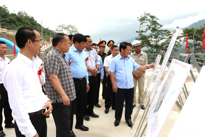 Bí thư Tỉnh ủy Tuyên Quang Hầu A Lềnh và các đại biểu xem phối cảnh hệ thống cấp nước Suối Sửu. Bí thư Tỉnh ủy Tuyên Quang Hầu A Lềnh và các đại biểu xem phối cảnh hệ thống cấp nước Suối Sửu.