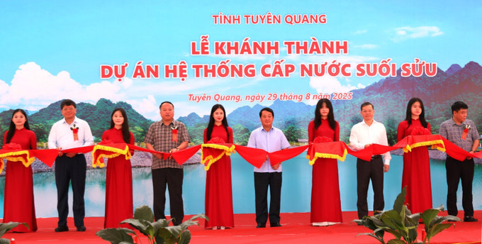 Các đồng chí lãnh đạo tỉnh Tuyên Quang thực hiện nghi thức cắt băng khánh thành hệ thống cấp nước Suối Sửu. khanh-thanh-tuyen-quang-5-29082025-04.jpg