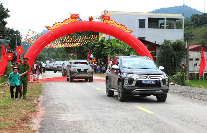 Các phương tiện lưu thông trên tuyến Đường tỉnh 183 mới nâng cấp. Các phương tiện lưu thông trên tuyến Đường tỉnh 183 mới nâng cấp.