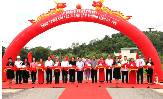 Bí thư Tỉnh ủy Tuyên Quang Hầu A Lềnh và các đồng chí lãnh đạo tỉnh thực hiện nghi thức cắt băng khánh thành dự án nâng cấp đường tỉnh 183. Bí thư Tỉnh ủy Tuyên Quang Hầu A Lềnh và các đồng chí lãnh đạo tỉnh thực hiện nghi thức cắt băng khánh thành dự án nâng cấp đường tỉnh 183.