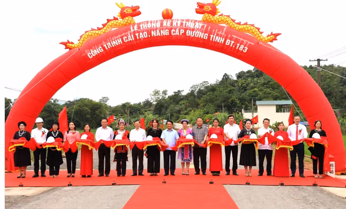 Bí thư Tỉnh ủy Tuyên Quang Hầu A Lềnh và các đồng chí lãnh đạo tỉnh thực hiện nghi thức cắt băng khánh thành dự án nâng cấp đường tỉnh 183.