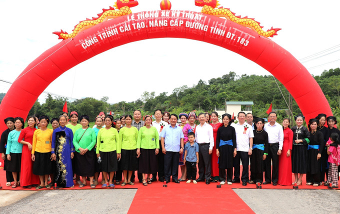 Bí thư Tỉnh ủy Tuyên Quang Hầu A Lềnh và các đồng chí lãnh đạo tỉnh chụp ảnh lưu niệm với người dân trên tuyến đường tỉnh 183. Bí thư Tỉnh ủy Tuyên Quang Hầu A Lềnh và các đồng chí lãnh đạo tỉnh chụp ảnh lưu niệm với người dân trên tuyến đường tỉnh 183.