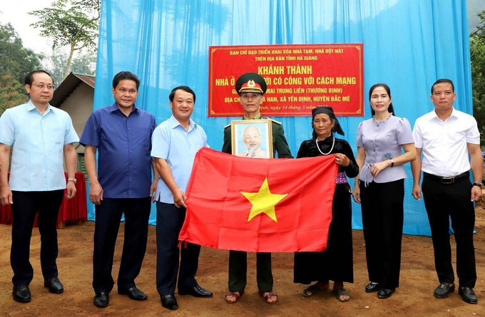 Bí thư Tỉnh ủy Hà Giang Hầu A Lềnh tặng chân dung Bác Hồ và Cờ Tổ quốc nhân dịp khánh thành nhà mới người có công cho gia đình thương binh Mai Trung Liên, thương binh hạng 4/4 ở thôn Nà Han, xã Yên Định, huyện Bắc Mê. Ảnh: TTXVN phát mai-am-ha-giang-19052025.jpg