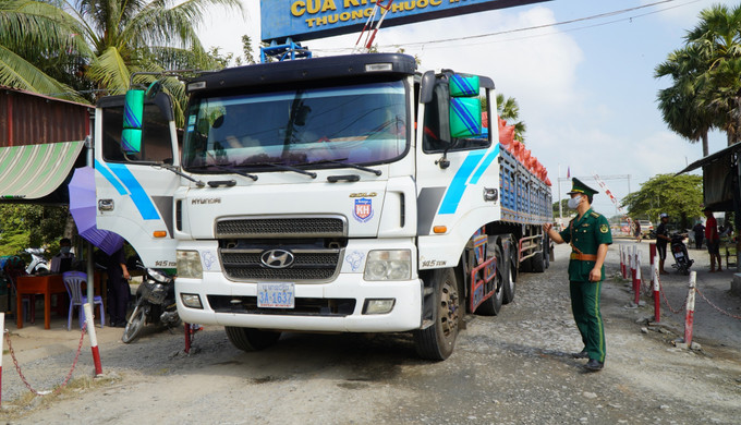 Lực lượng Bộ đội Biên phòng kiểm tra phương tiện chở hàng hóa qua lại Cửa khẩu quốc tế Thường Phước (xã Thường Phước, tỉnh Đồng Tháp).
