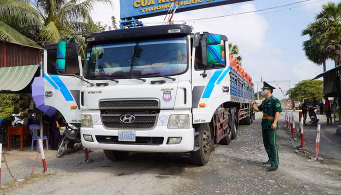 Lực lượng Bộ đội Biên phòng kiểm tra phương tiện chở hàng hóa qua lại Cửa khẩu quốc tế Thường Phước (xã Thường Phước, tỉnh Đồng Tháp).