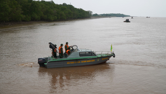 Cán bộ Đồn Biên phòng Tân Thành (Bộ đội Biên phòng tỉnh Đồng Tháp) tuần tra, kiểm soát ở khu vực cửa sông chảy ra biển Đông.