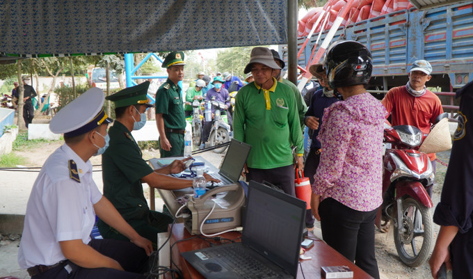 Bộ đội Biên phòng cùng các lực lượng liên quan kiểm tra người và phương tiện qua lại Cửa khẩu quốc tế Thường Phước (xã Thường Phước, tỉnh Đồng Tháp).