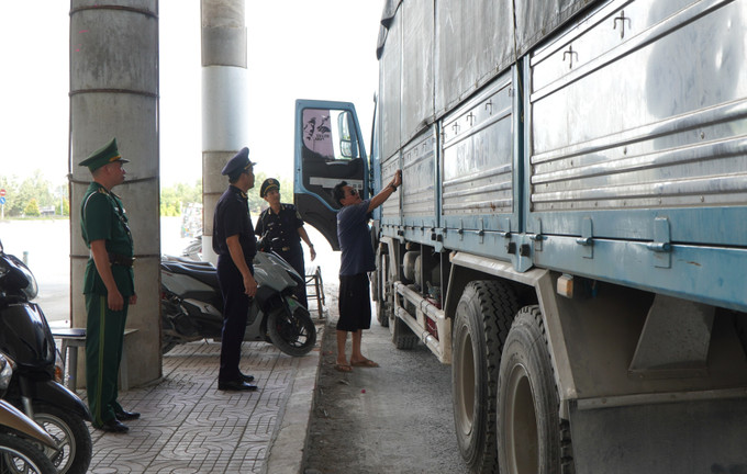 Bộ đội Biên phòng cùng lực lượng liên quan kiểm tra người và phương tiện qua lại Cửa khẩu quốc tế Dinh Bà (xã Tân Hộ Cơ, tỉnh Đồng Tháp).