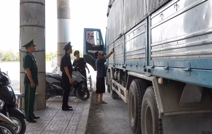 Bộ đội Biên phòng cùng lực lượng liên quan kiểm tra người và phương tiện qua lại Cửa khẩu quốc tế Dinh Bà (xã Tân Hộ Cơ, tỉnh Đồng Tháp).