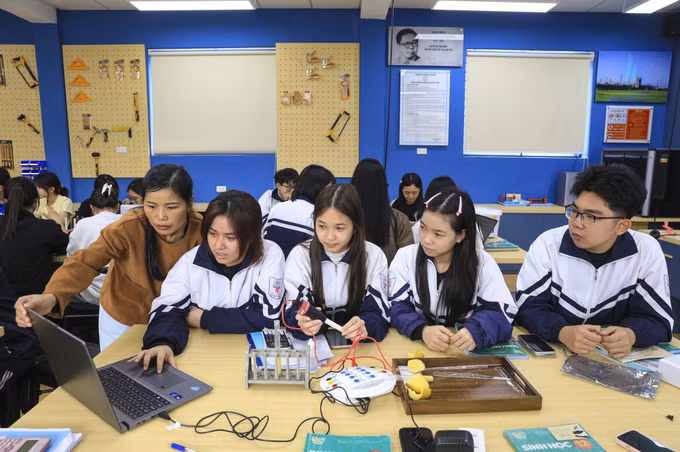 Giáo viên hướng dẫn học sinh trong giờ học STEAM tại trường Trung học Phổ thông Chuyên Lê Quý Đôn tỉnh Điện Biên. Ảnh: Xuân Tư/TTXVN