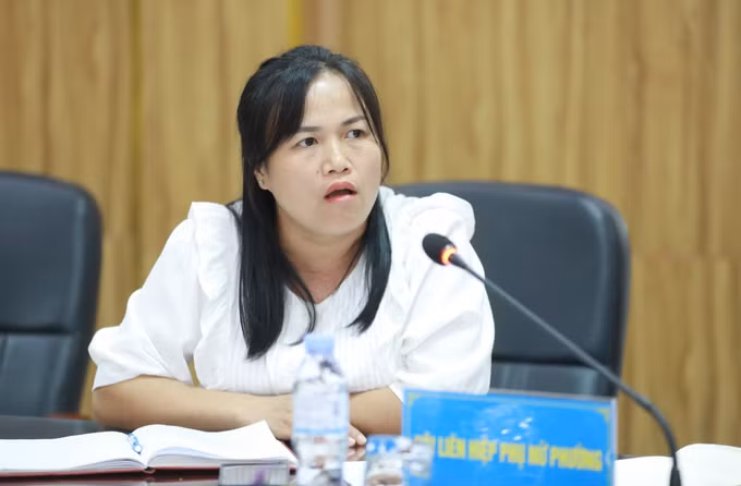 Chị Hoàng Thị Diệu, đại diện Hợp tác xã Hoa đào Bản Cao, phát biểu tại Hội thảo.