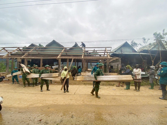 Lũ lớn đi qua, chính quyền xã Hùng Sơn khẩn trương triển khai dựng lại nhà ở tạm cho đồng bào ở những khu vực an toàn, cách xa điểm sạt lở núi và lũ quét. Ảnh: Đoàn Hữu Trung-TTXVN