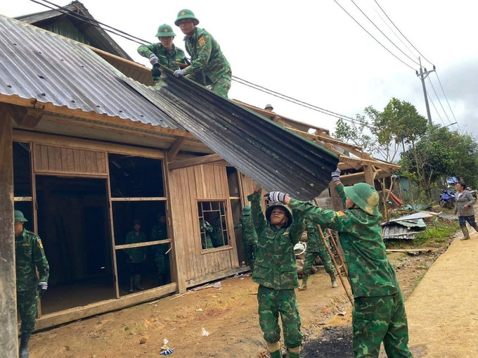 Chính quyền xã Hùng Sơn khẩn trương triển khai dựng lại nhà ở tạm cho đồng bào ở những khu vực an toàn, cách xa điểm sạt lở núi và lũ quét.