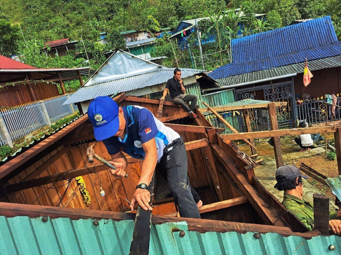 Lực lượng tại chỗ được chính quyền địa phương huy động để sửa chữa nhà bị hư hỏng nặng cho đòng bào xã Trà Linh.