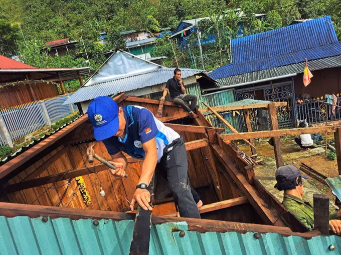 Lực lượng tại chỗ được chính quyền địa phương huy động để sửa chữa nhà bị hư hỏng nặng cho đòng bào xã Trà Linh.