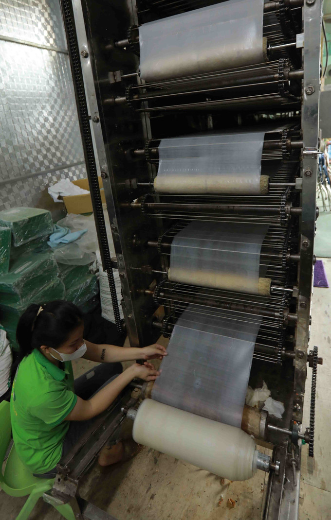Dây chuyền sản xuất mì gạo ở HTX Tâm Trà Thái, xã Tân Cương, thành phố Thái Nguyên đạt tiêu chuẩn an toàn vệ sinh thực phẩm. Ảnh: Vũ Sinh/TTXVN Dây chuyền sản xuất mì gạo ở HTX Tâm Trà Thái, xã Tân Cương, thành phố Thái Nguyên đạt tiêu chuẩn an toàn vệ sinh thực phẩm. Ảnh: Vũ Sinh/TTXVN