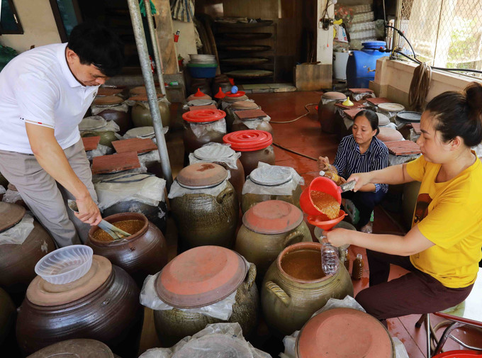 Đóng gói sản phẩm tương Úc Kỳ ở làng nghề tương xã Úc Kỳ, huyện Phú Bình. Ảnh: Vũ Sinh/TTXVN Đóng gói sản phẩm tương Úc Kỳ ở làng nghề tương xã Úc Kỳ, huyện Phú Bình. Ảnh: Vũ Sinh/TTXVN