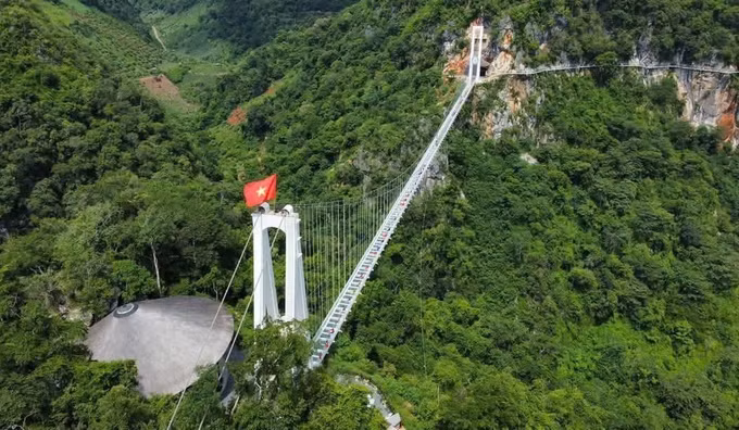 Cầu kính Bạch Long ở khu du lịch Mộc Châu Island, tỉnh Sơn La. Ảnh: TTXVN phát