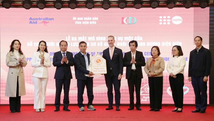 Lễ bàn giao Ngôi nhà Ánh Dương cho Quỹ Phát triển cộng đồng tỉnh Điện Biên. Ảnh: Trung Kiên/TTXVN