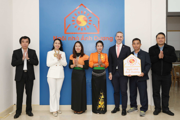 Các đại biểu kéo băng khánh thành Ngôi nhà Ánh Dương tại tỉnh Điện Biên. Ảnh: Trung Kiên/TTXVN