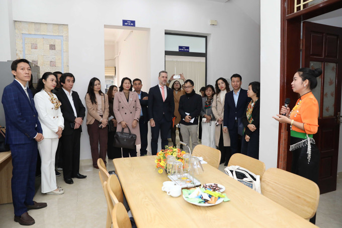 Các đại biểu tham quan Ngôi nhà Ánh Dương tại tỉnh Điện Biên. Ảnh: Trung Kiên/TTXVN