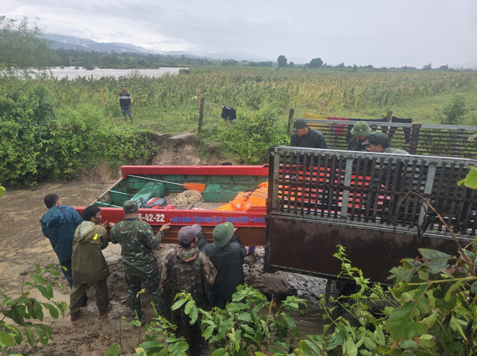Lực lượng quân đội đã triển khai 3 xe ô tô, 1 xuồng máy và 12 cán bộ tham gia ứng cứu. Ảnh: TTXVN phát