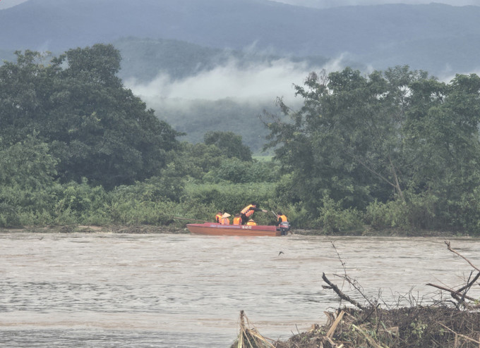 Lực lượng quân đội kịp thời cứu hộ người dân bị cô lập do mưa lớn. Ảnh: TTXVN phát