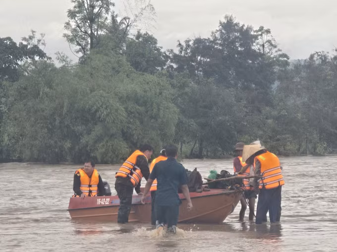 Lực lượng quân đội kịp thời cứu hộ người dân bị cô lập do mưa lớn. Ảnh: TTXVN phát