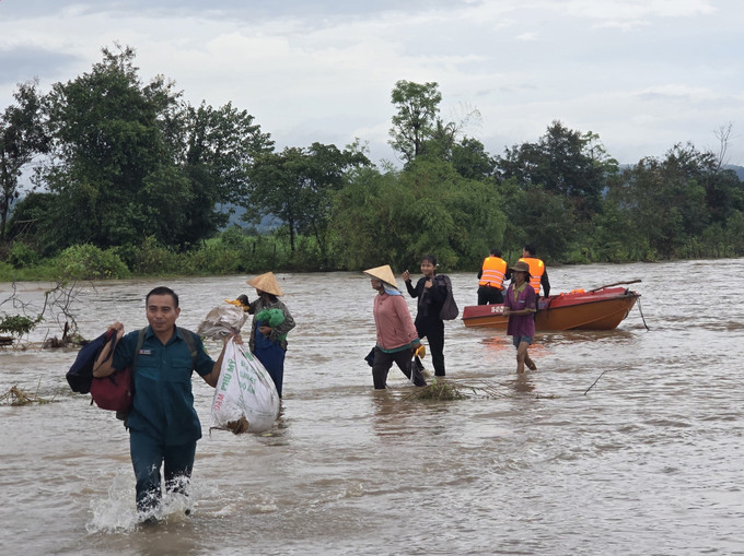 Lực lượng quân đội kịp thời cứu hộ người dân bị cô lập do mưa lớn. Ảnh: TTXVN phát
