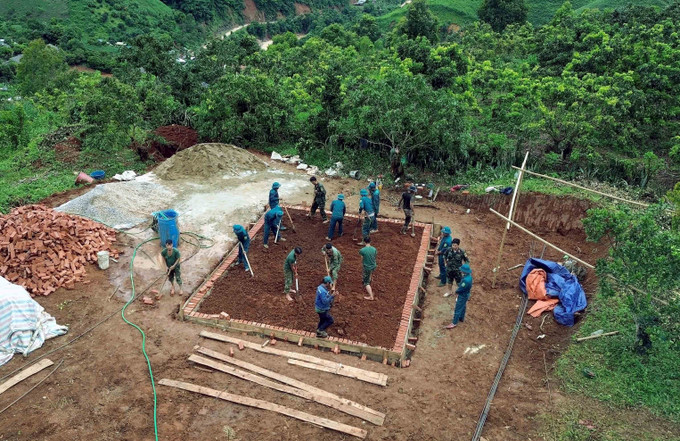 Các lực lượng tích cực tham gia xây dựng nhà ở cho nhân dân bị ảnh hưởng, thiệt hại do lũ quét, sạt lở đất trên địa bàn xã Huổi Một. xay-nha-qk2-21082025-03.jpg