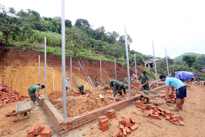 Các lực lượng tích cực tham gia xây dựng nhà ở cho nhân dân bị ảnh hưởng, thiệt hại do lũ quét, sạt lở đất trên địa bàn xã Huổi Một. Các lực lượng tích cực tham gia xây dựng nhà ở cho nhân dân bị ảnh hưởng, thiệt hại do lũ quét, sạt lở đất trên địa bàn xã Huổi Một.